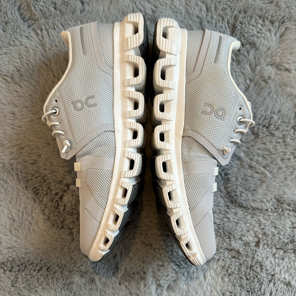 ON Running Cloud 6 Light Blue / White Sneakers women’s size 7